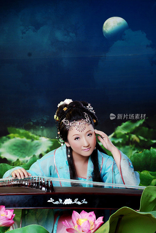 穿着古装的中国女子弹古筝