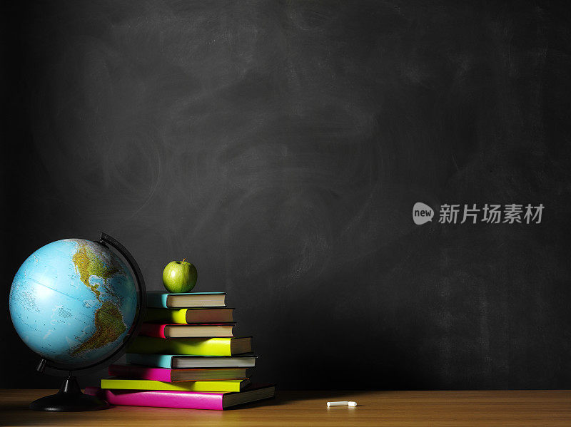 绿苹果和书在教室的桌子上和地球