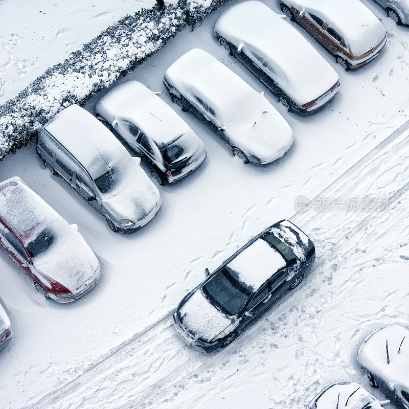 在多雪的冬天开车