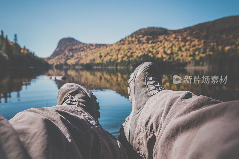 POV户外徒步旅行的放松时间在山，湖，秋天