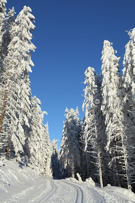 雪地的冬季景观与越野斜坡在日落