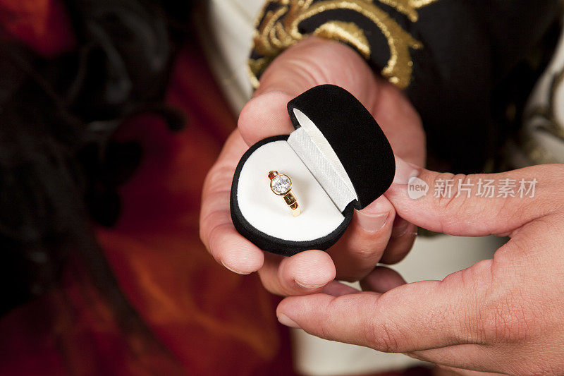 新郎的手提供钻石订婚戒指，特写，婚礼