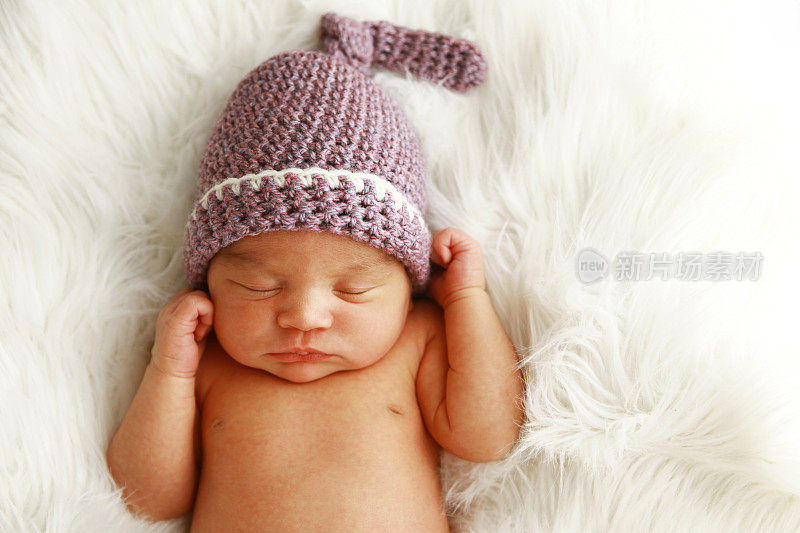 新生儿戴着针织帽