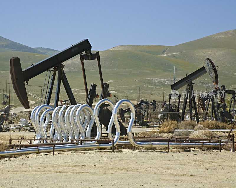 加利福尼亚的多井口泵油田
