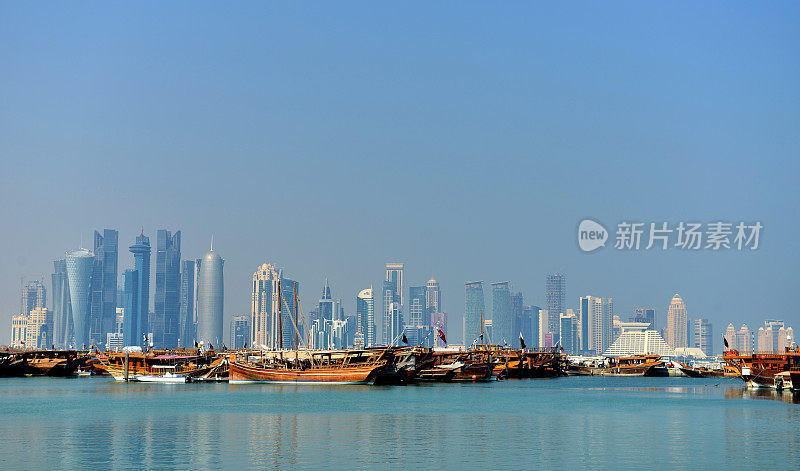 三角帆船和多哈天际线-卡塔尔多哈