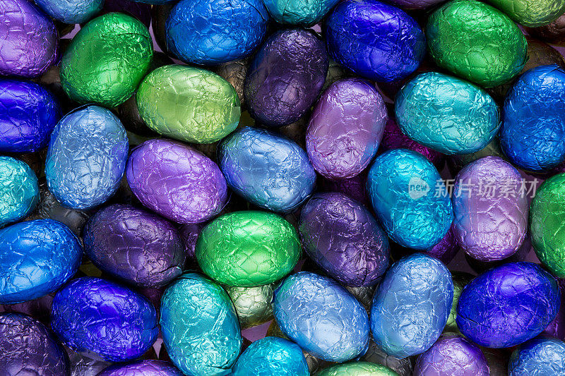 蓝色、绿色和紫色的巧克力复活节彩蛋