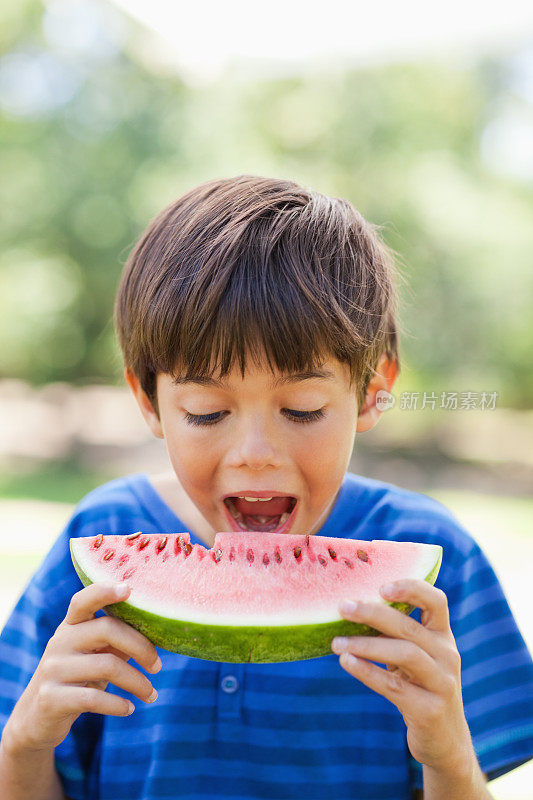 男孩吃着一片西瓜