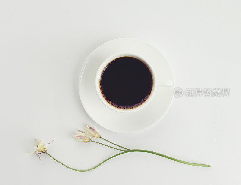 花和咖啡杯，构图平躺