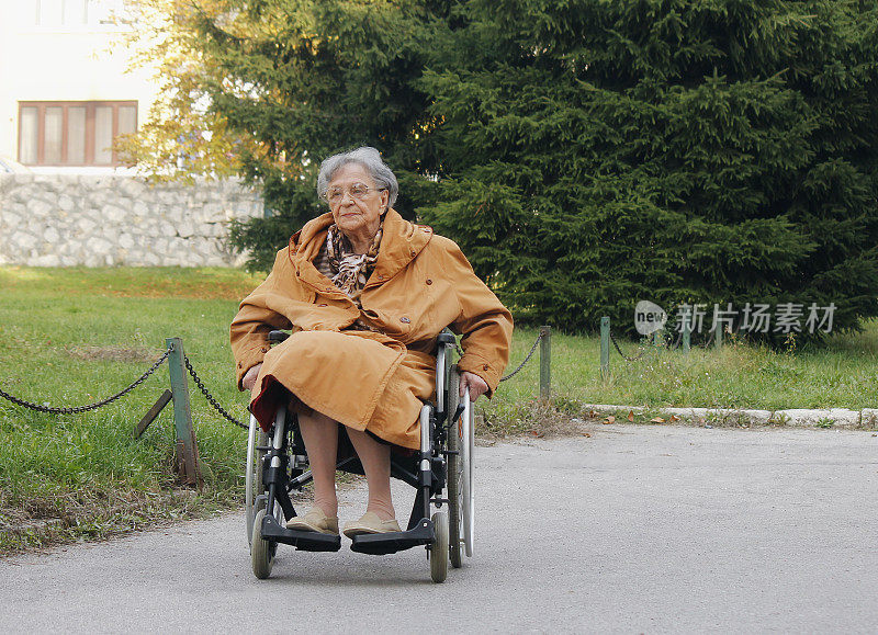 轮椅上的老年妇女