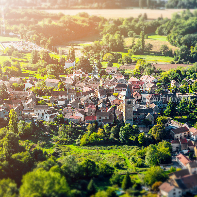 阳光在小的法国乡村景观