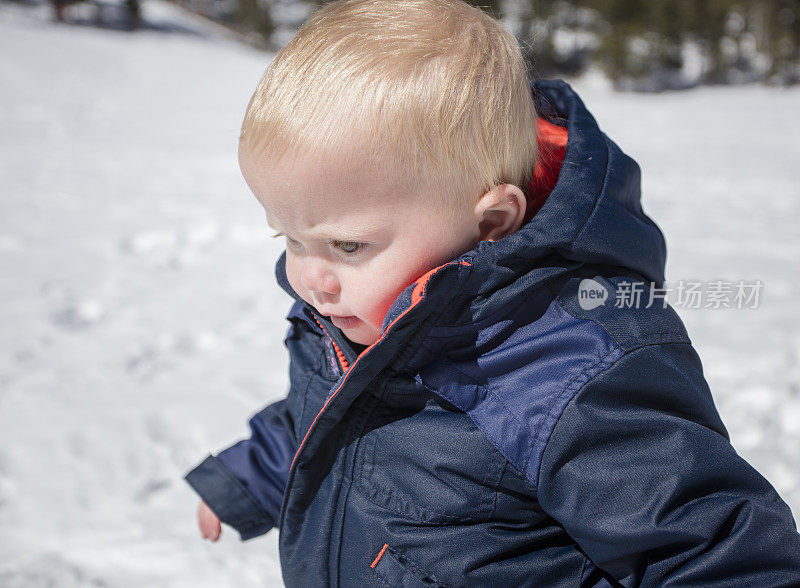 蹒跚学步的孩子玩雪