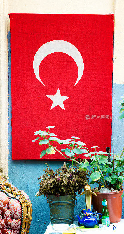 布质土耳其国旗挂在住宅墙上