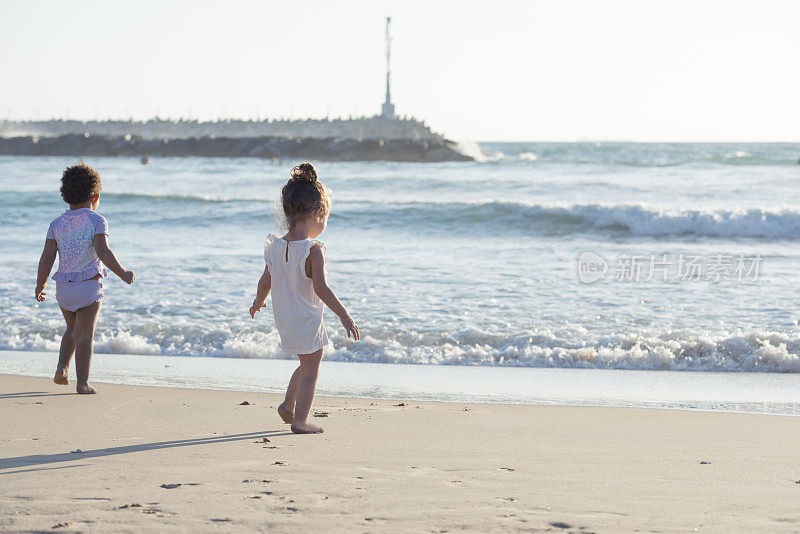 两个小女孩在海滩上。