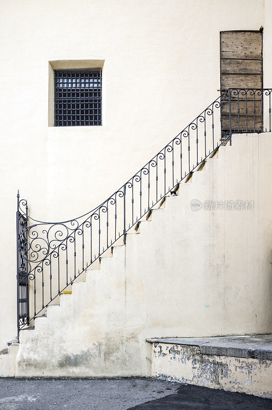 古色古香的意大利教堂楼梯栅栏上藏着一只猫