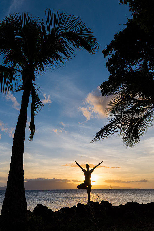 日落时的海滨瑜伽
