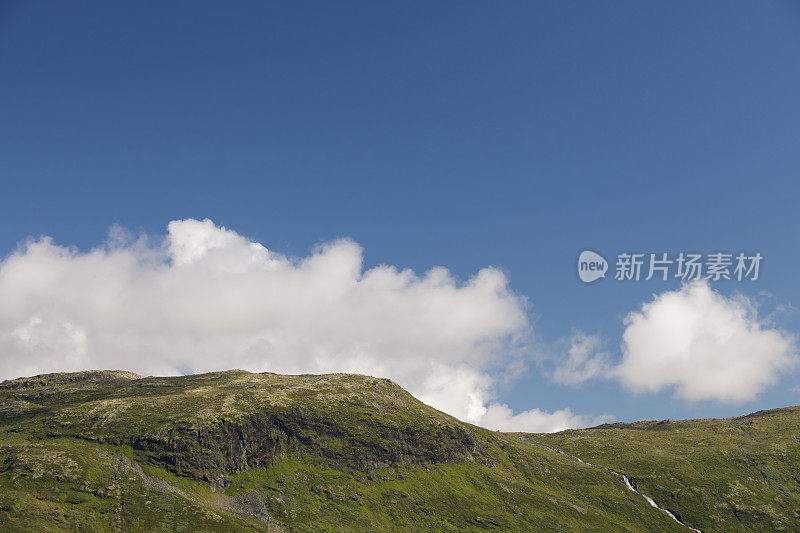 低云层与约敦海门的山脊接触