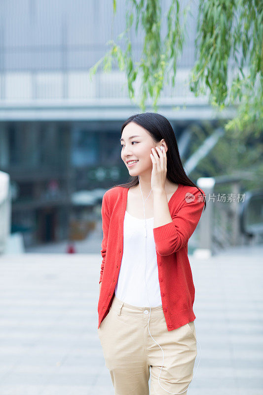 一个亚洲女人在打电话