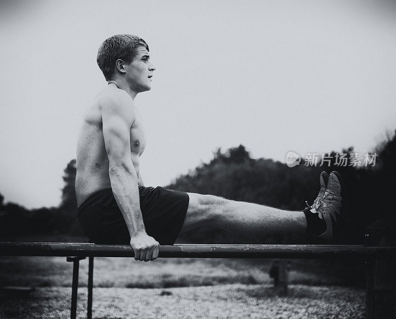 肌肉发达的年轻运动员户外锻炼在穆迪灰色的一天