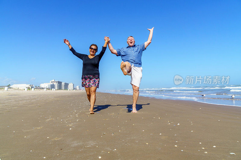 一对老年夫妇在海滩上