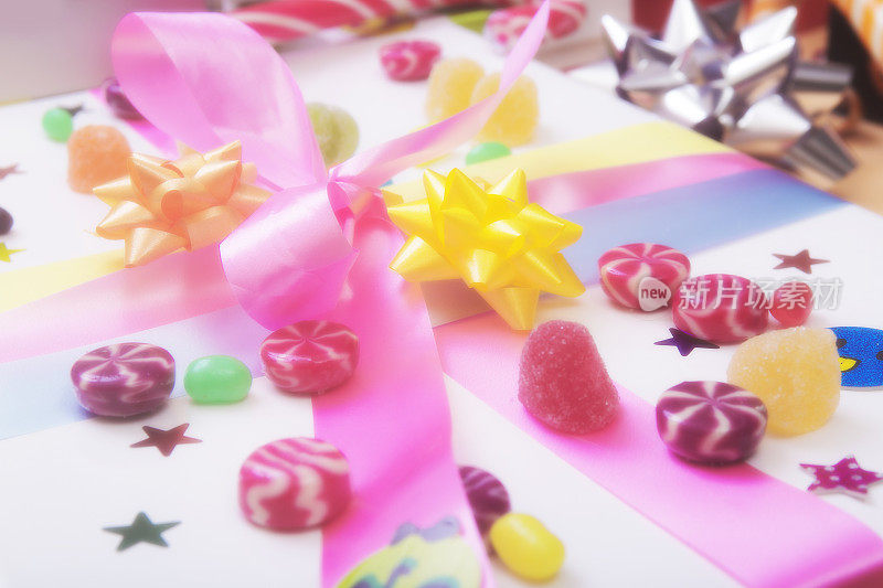 彩带，蝴蝶结和糖果在礼盒上