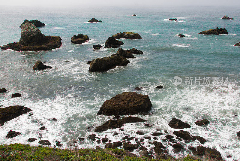 岩石海岸和海浪索诺玛县海岸加利福尼亚