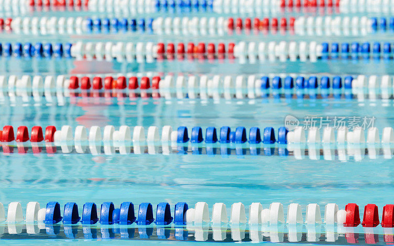 红色、白色和蓝色泳道标记的空游泳池