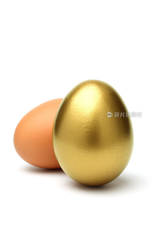 白色背景上的金蛋和普通蛋