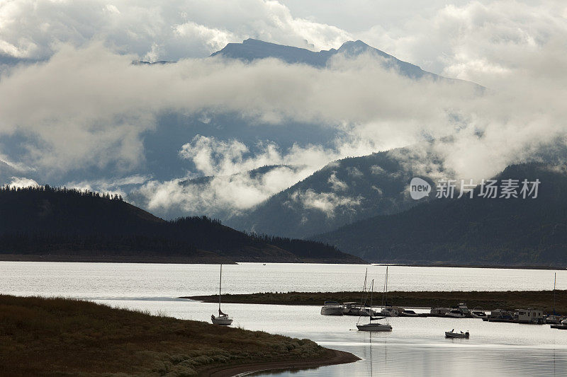 格兰比湖和印第安山峰上的船只