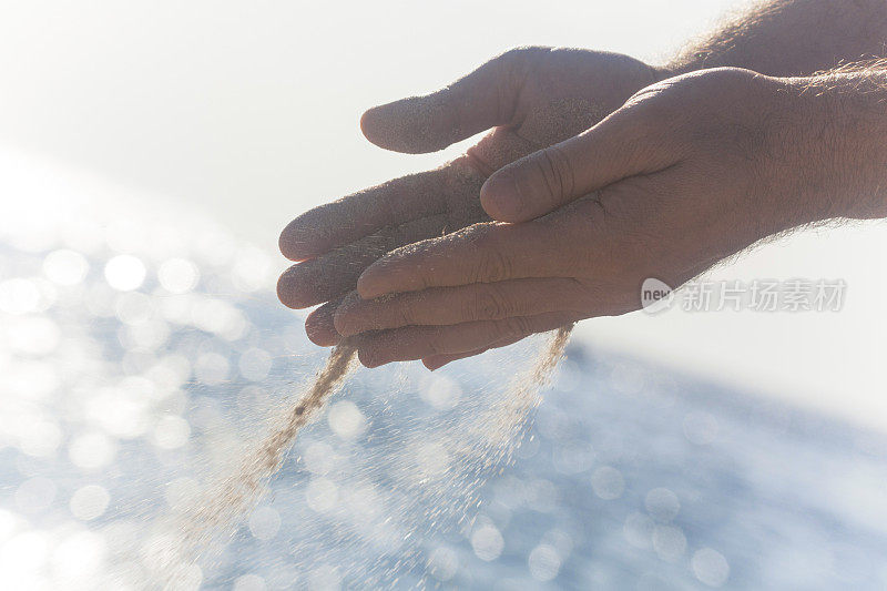 海边的沙人的手