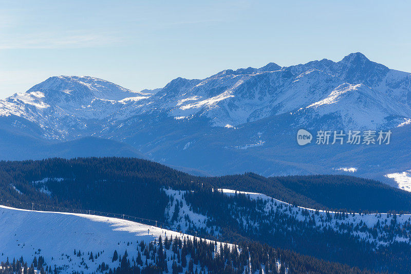 韦尔科罗拉多滑雪区与山景在冬天