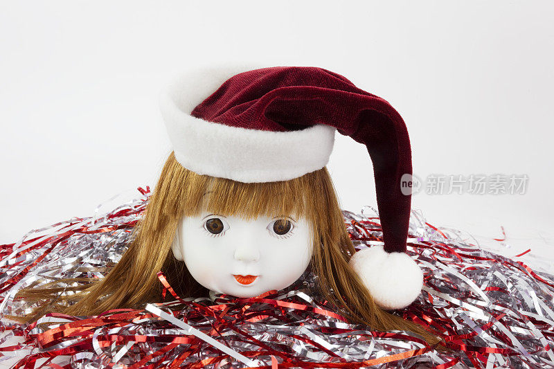 棕色头发女孩娃娃头与圣诞老人帽子