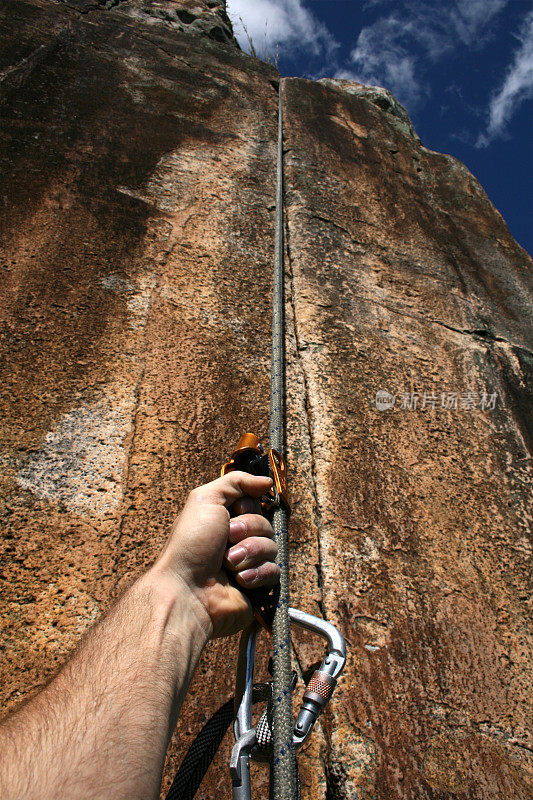 一种攀岩绳上升装置