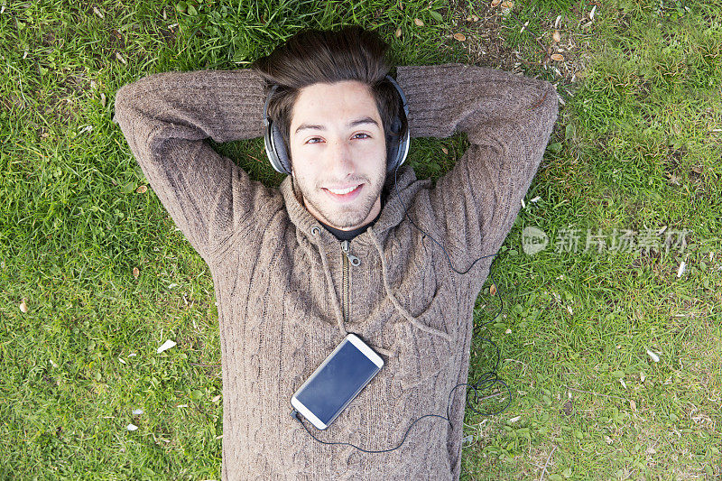 快乐的年轻人用智能手机听音乐