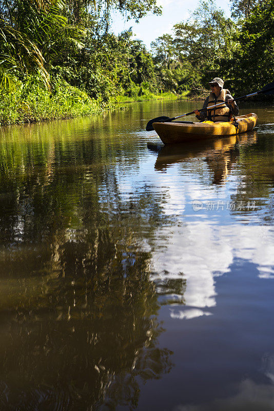 尼加拉瓜瓜图佐斯生态中心附近的帕帕图罗河上的年长妇女皮划艇