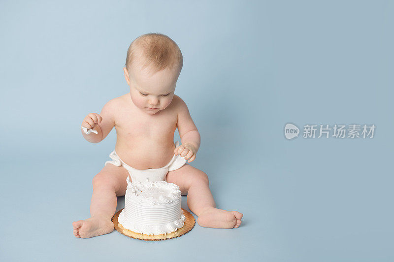 小男孩在吃生日蛋糕