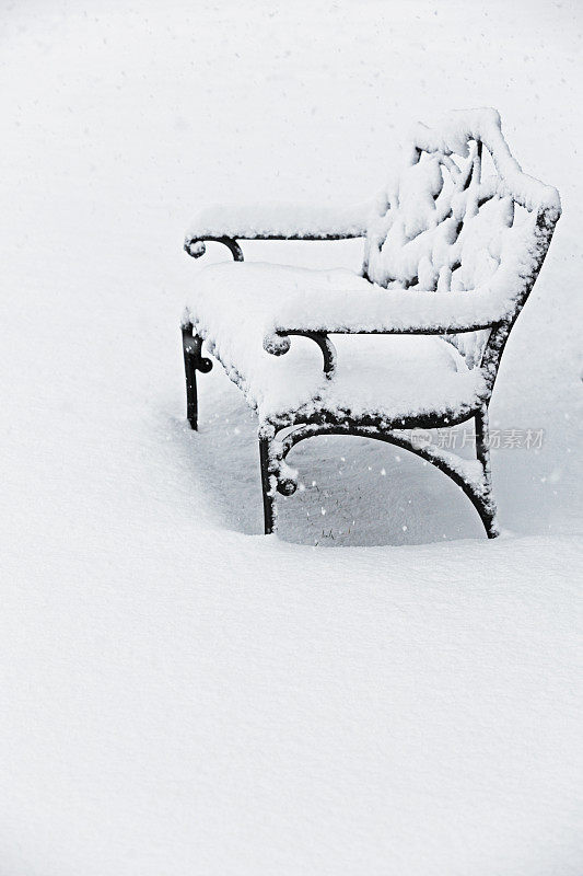 暴雪花园长椅上
