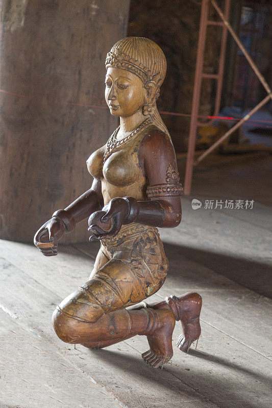 神圣之真理。泰国寺庙的细节与跪女神。