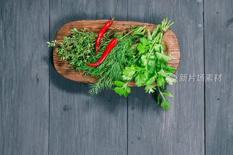 烹饪用的新鲜花园香草