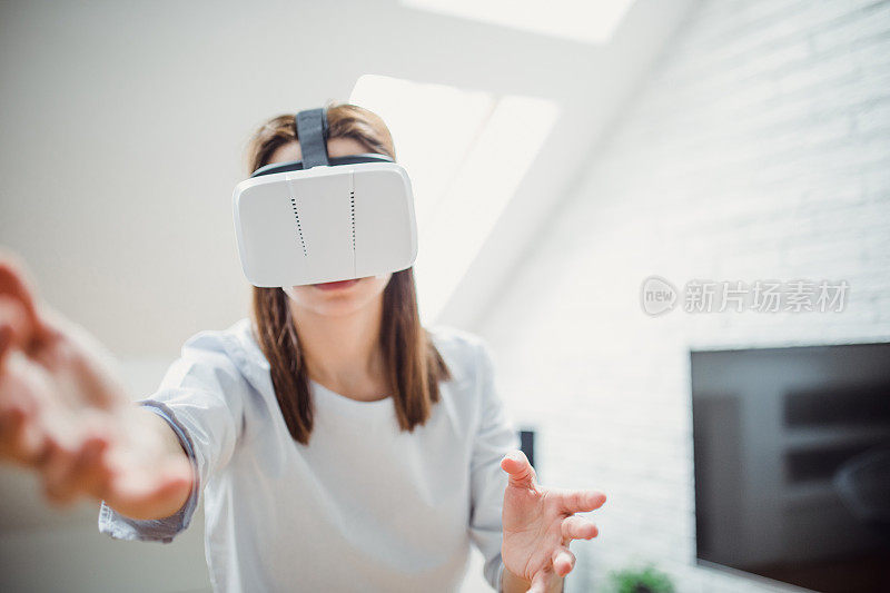 女性使用VR设备