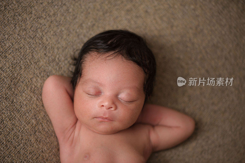 非裔美国婴儿双手放在脑后睡觉