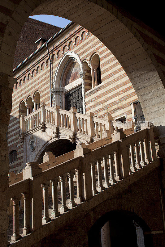 维罗纳。拉乔尼宫的理性楼梯。