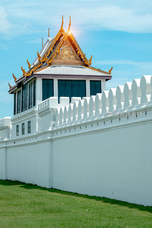 侧景:皇家大皇宫的庙宇墙。泰国曼谷是著名的地方和地标
