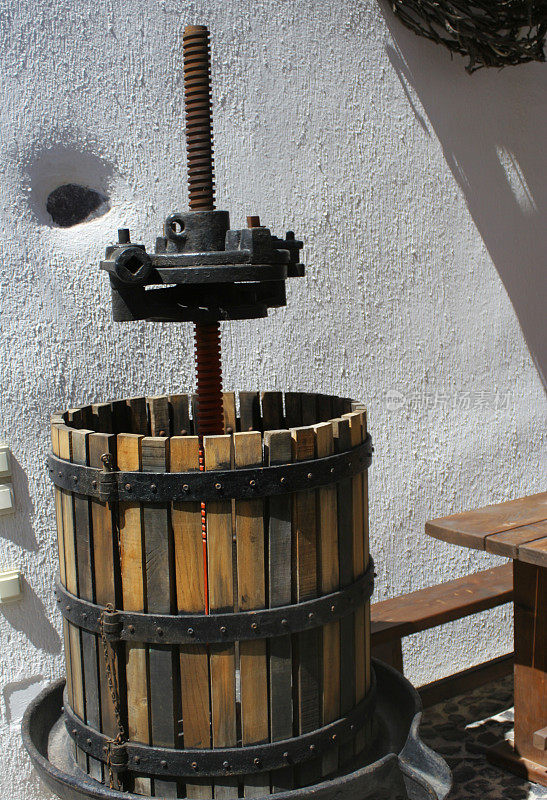 希腊圣托里尼的古董葡萄酒压榨机
