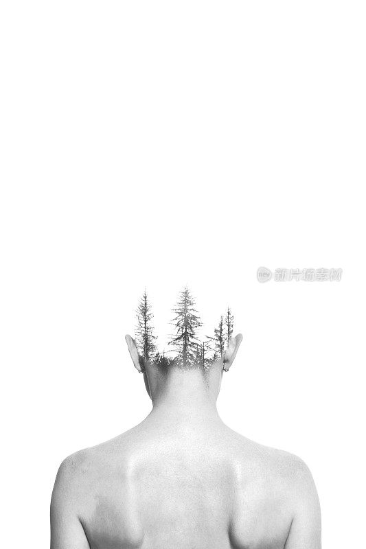 女孩和森林。双重曝光，黑白照片