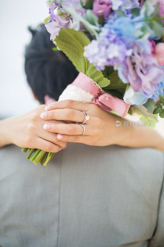 婚礼花束和手上有钻戒