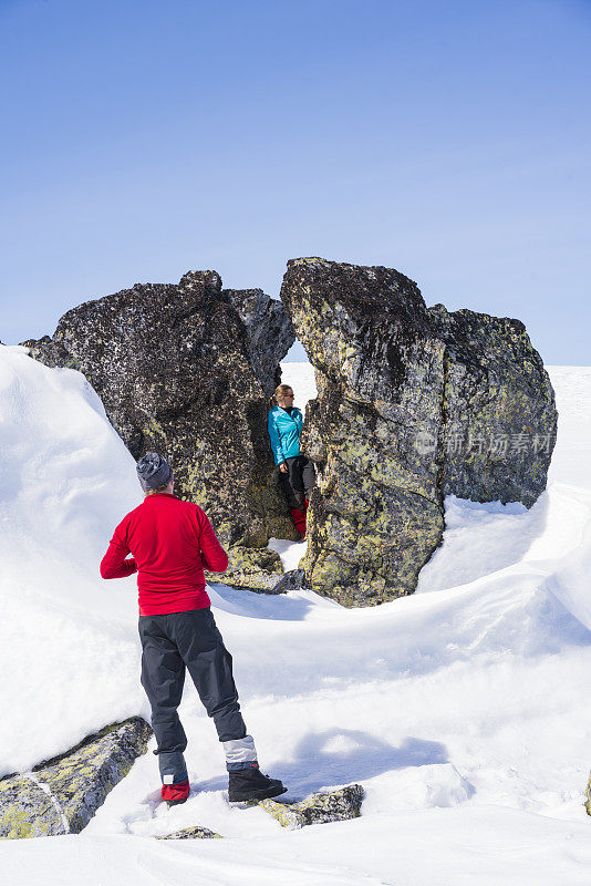 黄金和光荣，两个BC滑雪者在挪威哈当厄飞机的荒野岩石上拍照