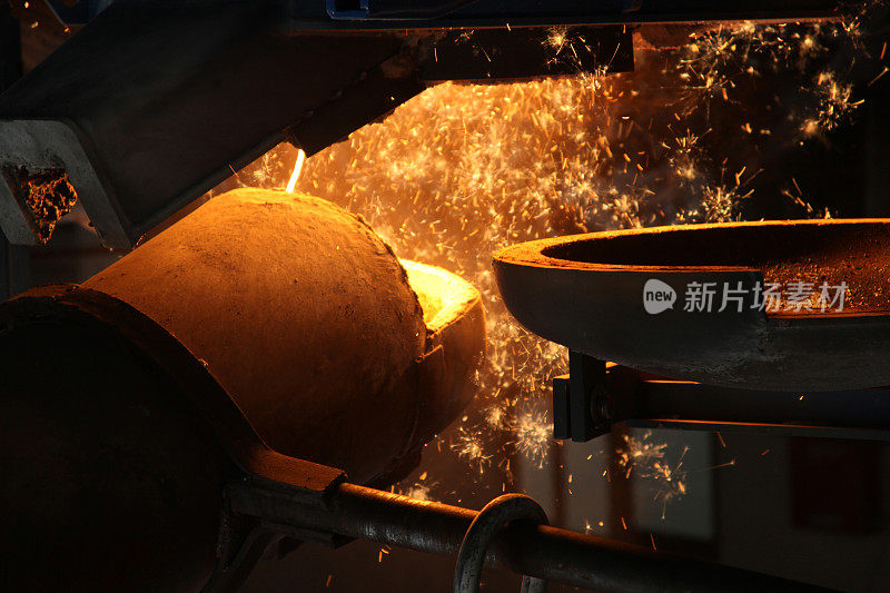 熔化的金属在铸造厂倾倒