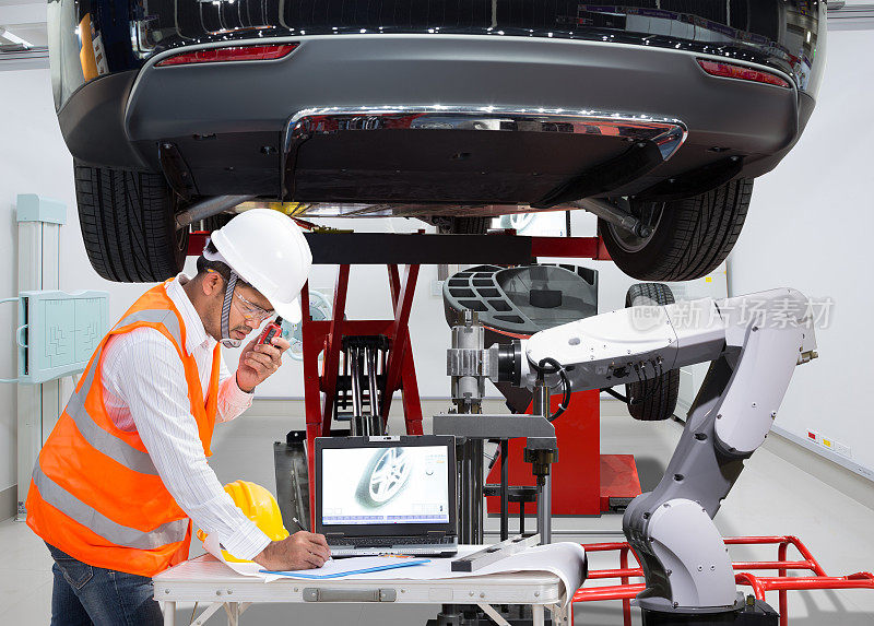 机械与辅助机器人检查车轮平衡的现代汽车工业4.0概念