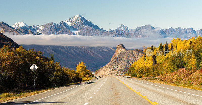 公路领导下秋天季节开放公路阿拉斯加