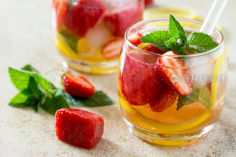 这是一款以石头为背景的冰草莓清凉夏日饮品。吃素食的概念，新鲜的维生素，自制清爽的水果饮料。